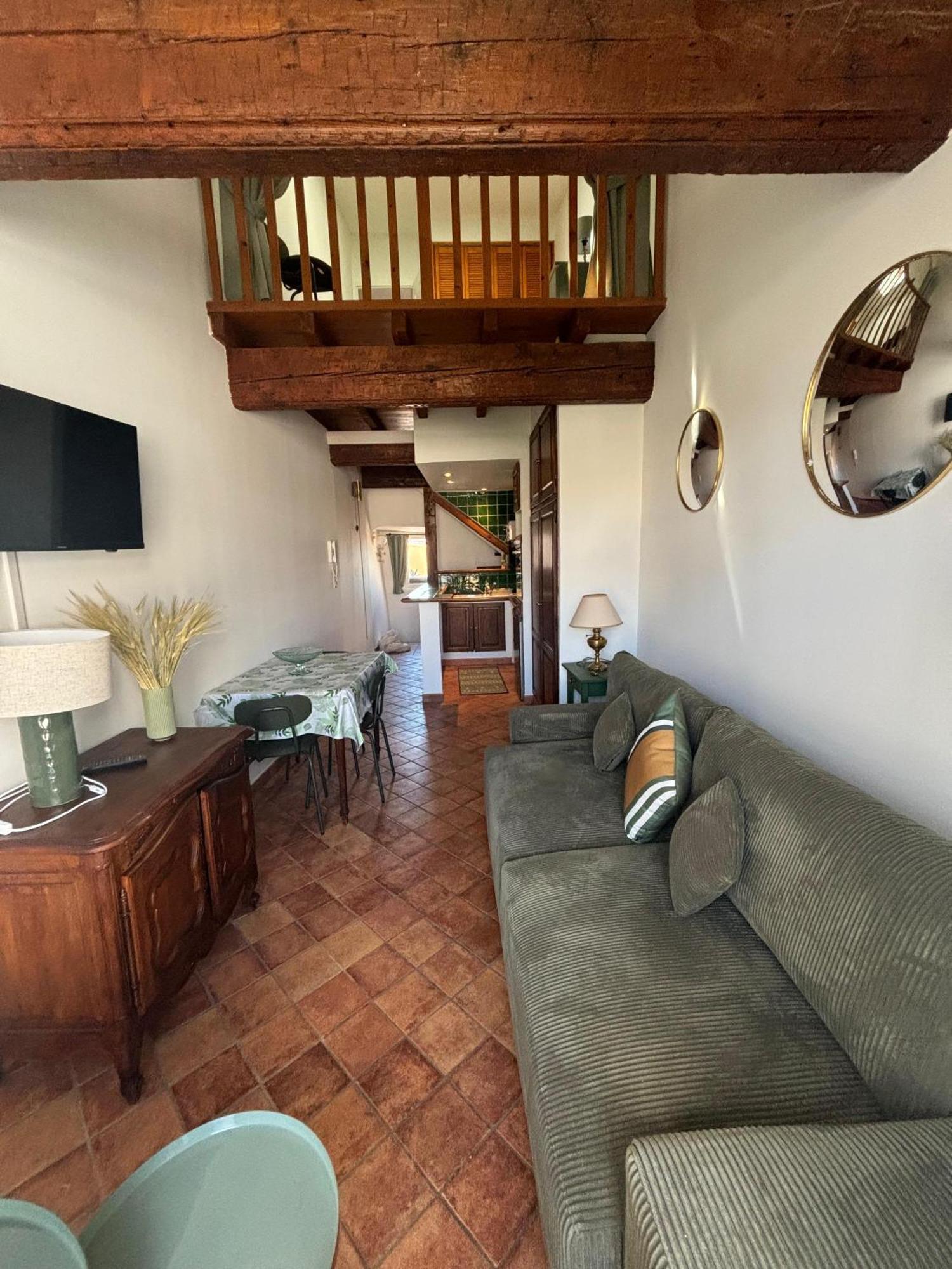 בזייה L'Appartement Des Trois Six מראה חיצוני תמונה